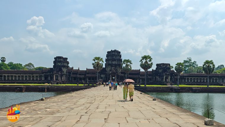 Calzada de ingreso a Angkor Wat