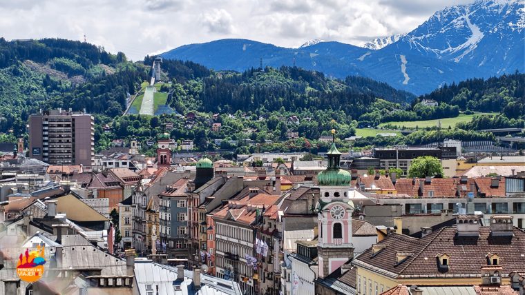Vistas desde trampolín de salto de Bergisel desde la Torre de la Ciudad, Innsbruck, Austria.